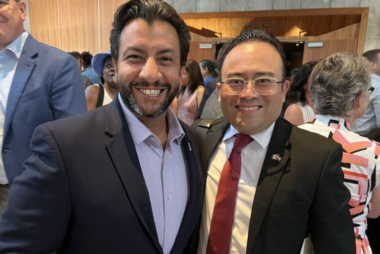 Líderes hispanos presentes en juramentación nuevo Alcalde de Denver