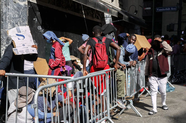 Alcalde de Nueva York exige permisos de trabajo para migrantes