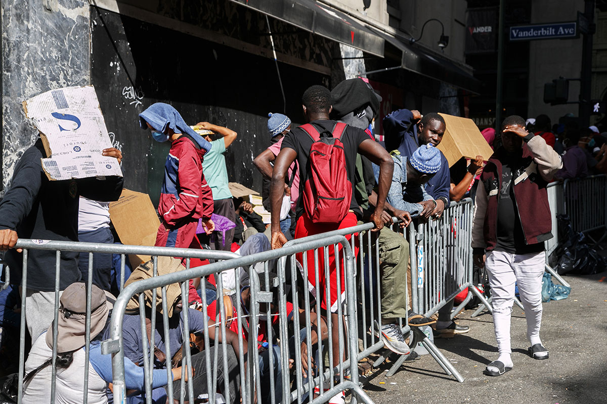 Alcalde de Nueva York exige permisos de trabajo para migrantes