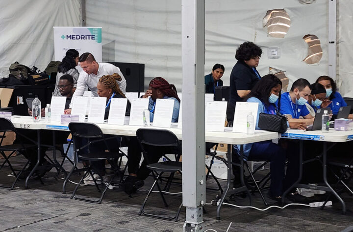 Nueva York abrió super centro para inmigrantes