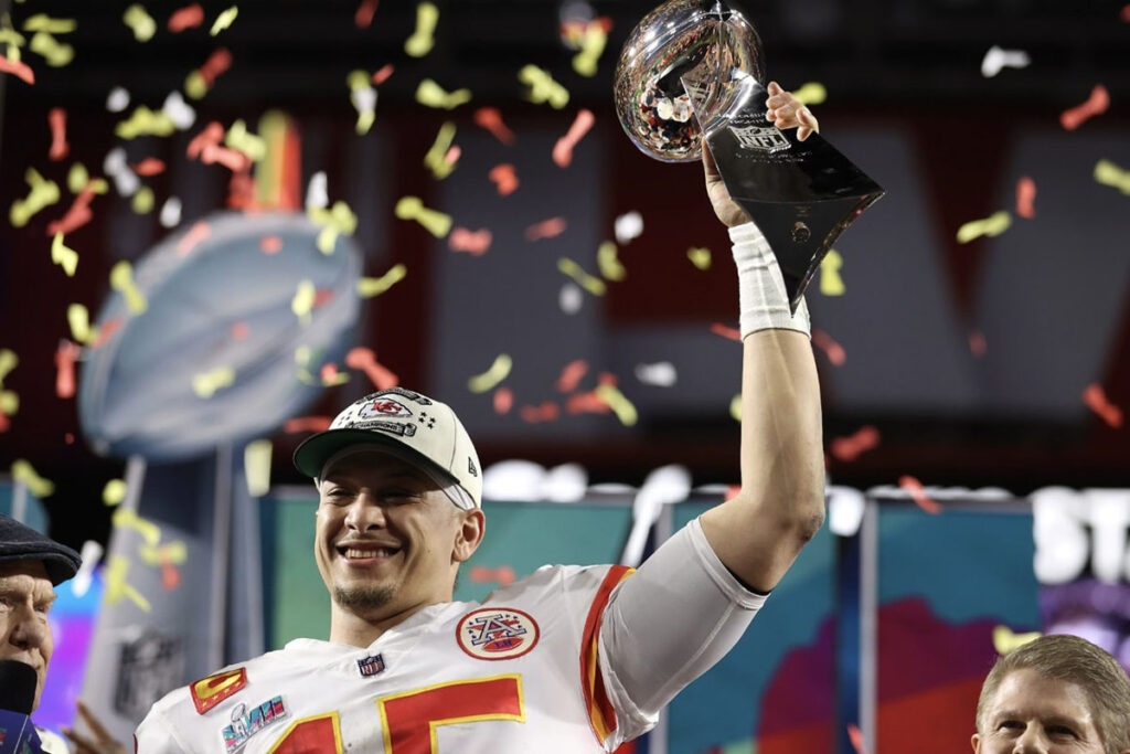 Eligen a Mahomes como mejor jugador de 2023
