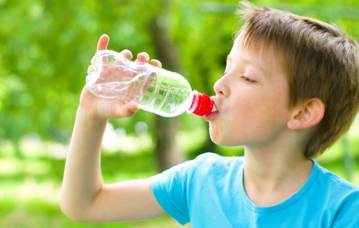 Consumo de agua previene sobrepeso en niños