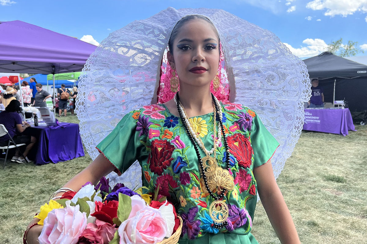 Celebrating cultural diversity in Aurora Celebrando la diversidad cultural en Aurora 