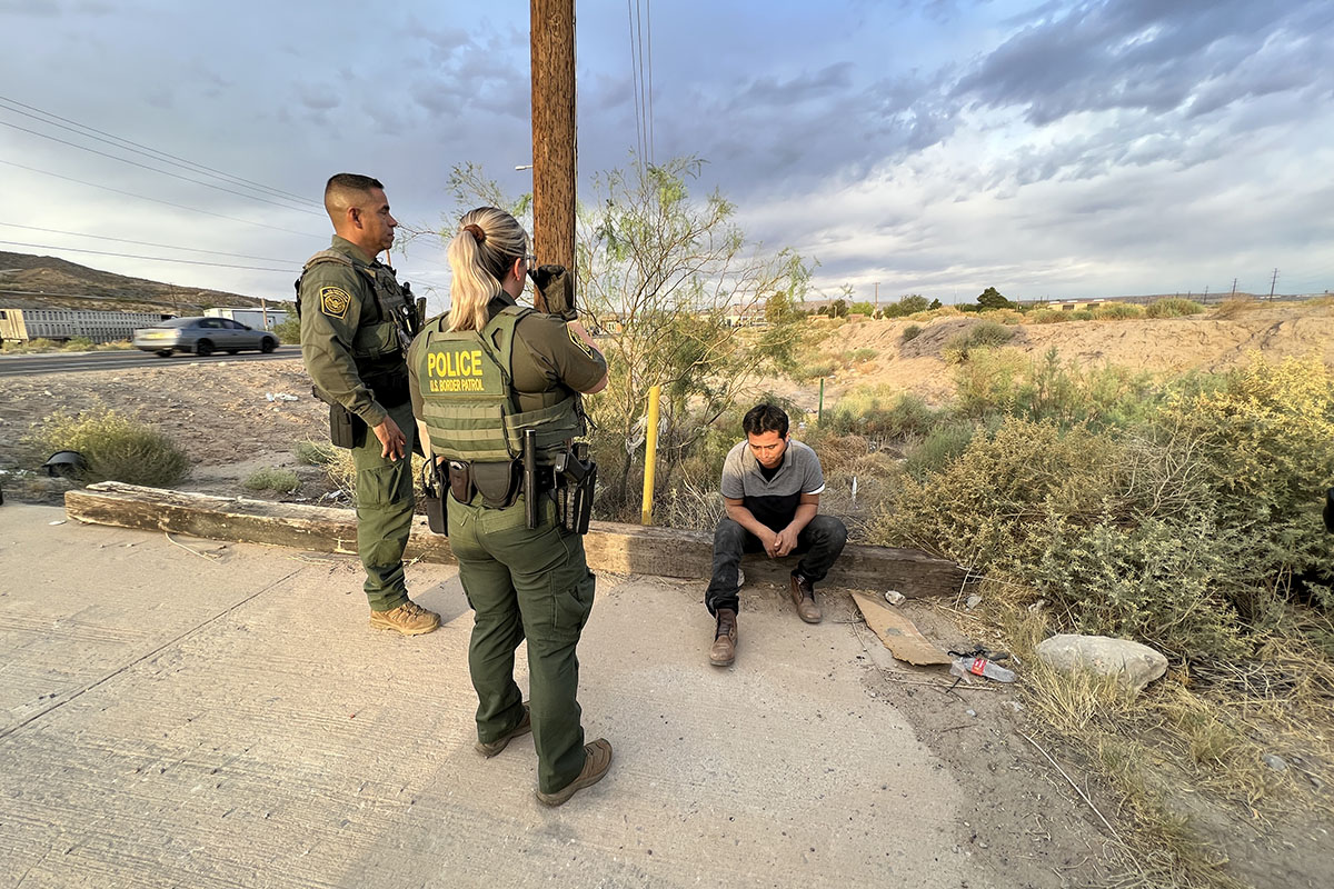 Listening to migrants at the foot of the sacred Mount Cristo Rey Historias de migrantes al pie de la montaña sagrada