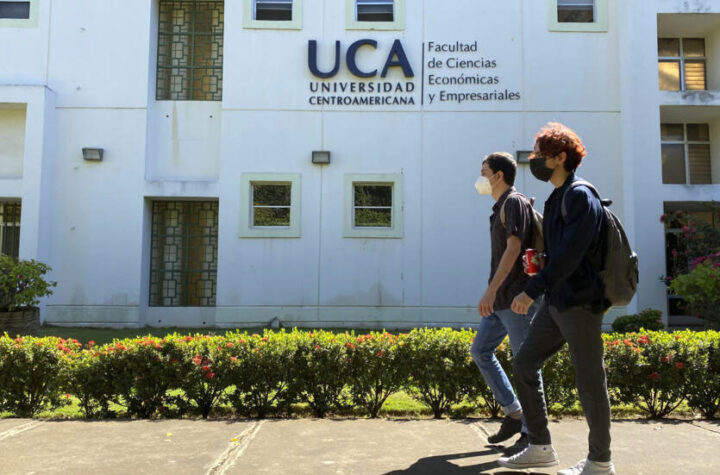 Ayuda a estudiantes de UCA