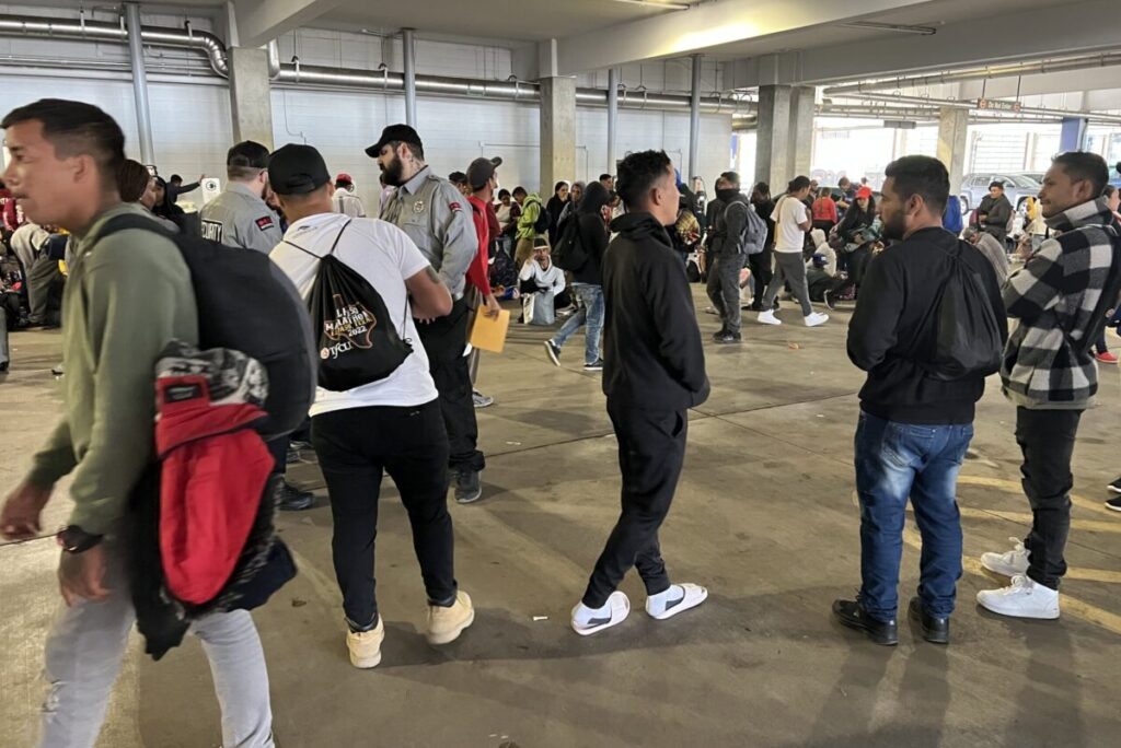 Unos 8 mil migrantes han llegado a Denver desde mayo
