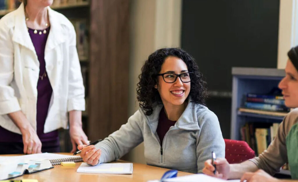 Buscan gente bilingüe