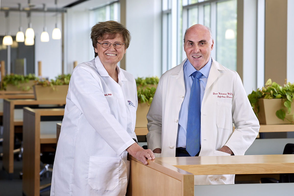 Reciben Nobel de Medicina creadores de vacuna del covid
