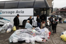 Armenia recibe 100 mil desplazados de Azerbaiyán