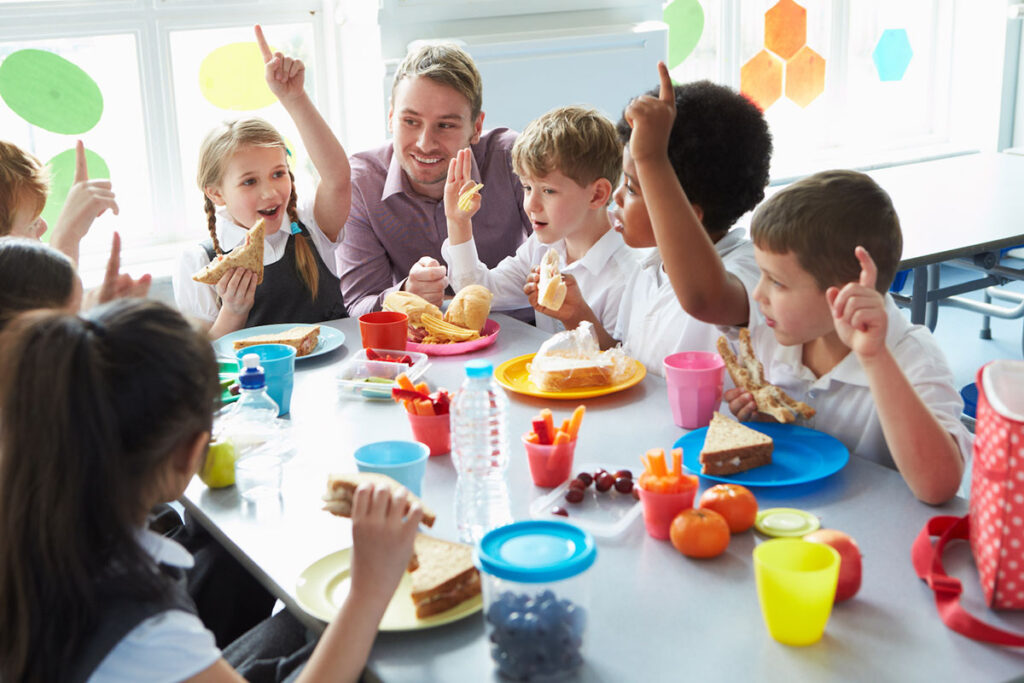 Unos 250 mil estudiantes hispanos reciben comida gratuita en Colorado