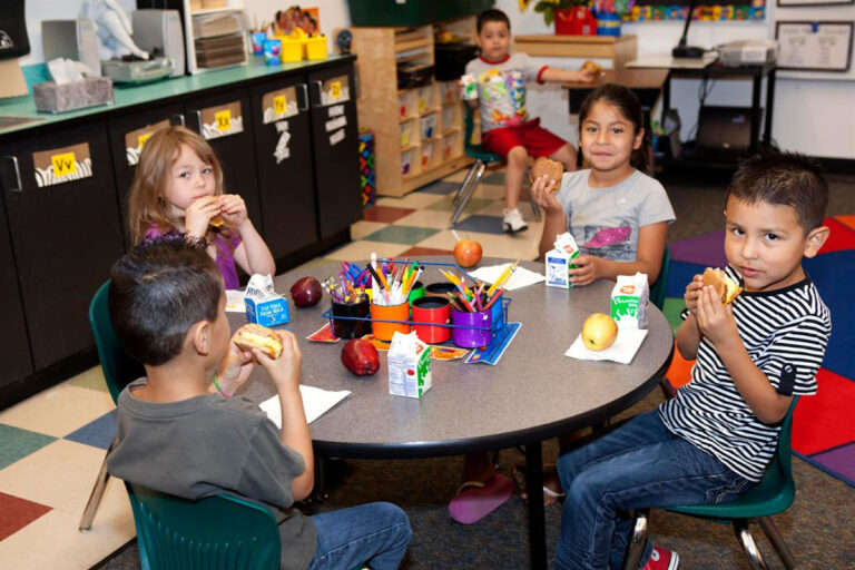 Unos 250 mil estudiantes hispanos reciben comida gratuita en Colorado