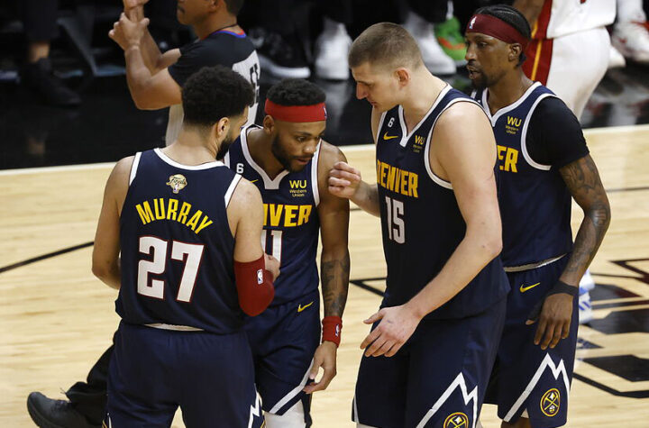 Dallas alcanza a Nuggets