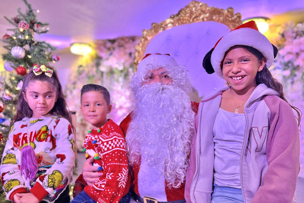 A Christmas Posada for the Community Una Posada Navideña para la comunidad