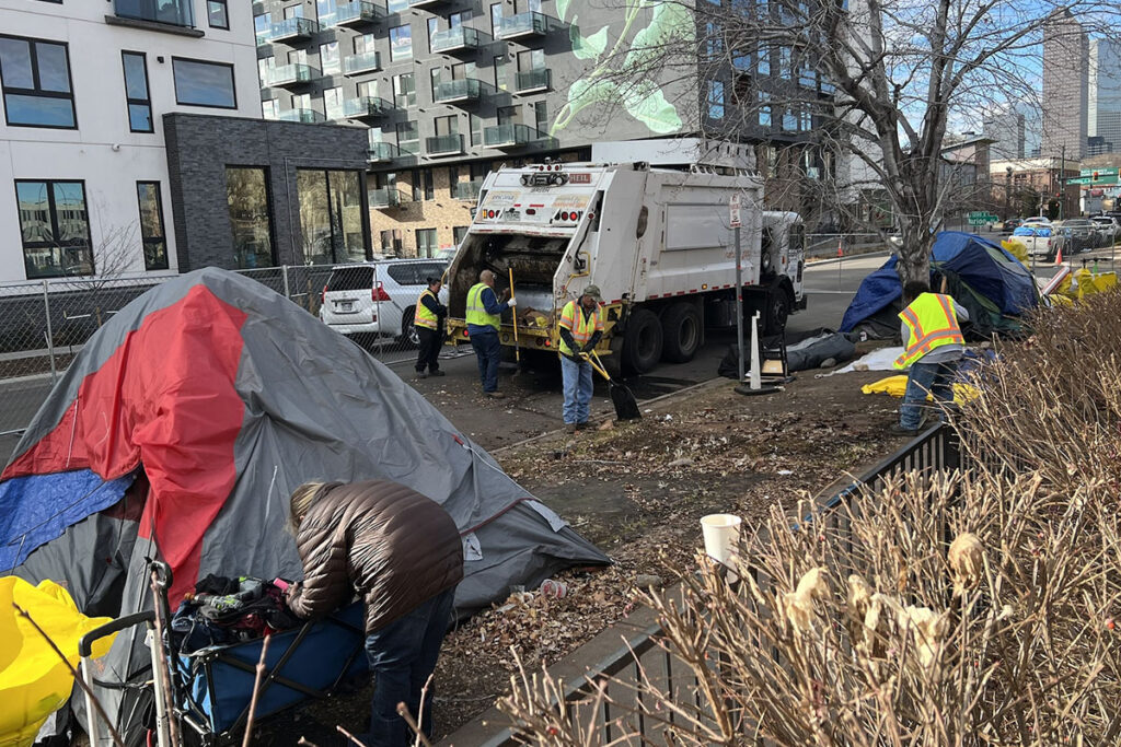 Another 300 Homeless Individuals Receive Temporary Shelter in Denver Otros 300 indigentes reciben un techo de manera provisional en Denver