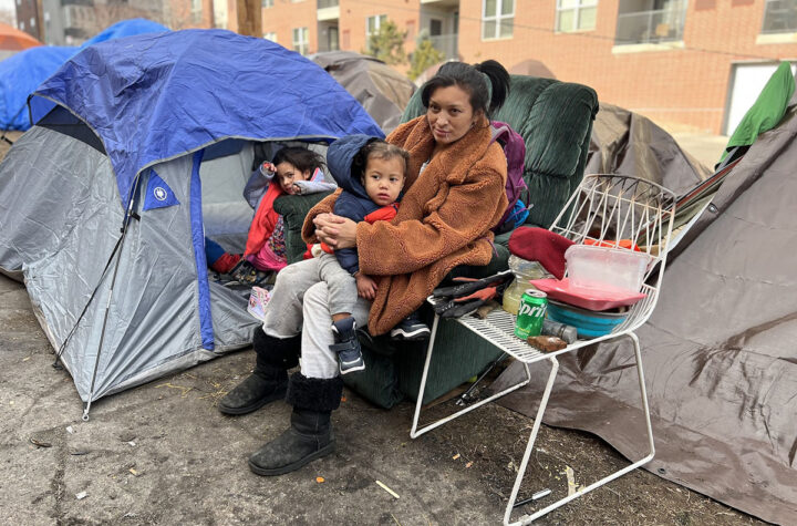 The Harsh Reality of Venezuelan Migrants in Denver La cruda realidad de los migrantes venezolanos en Denver