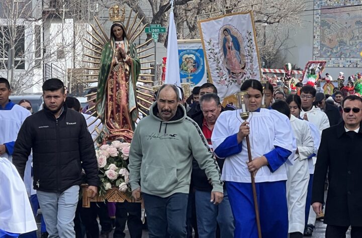 La Guadalupe sale en procesión en Denver al ritmo de la danza azteca