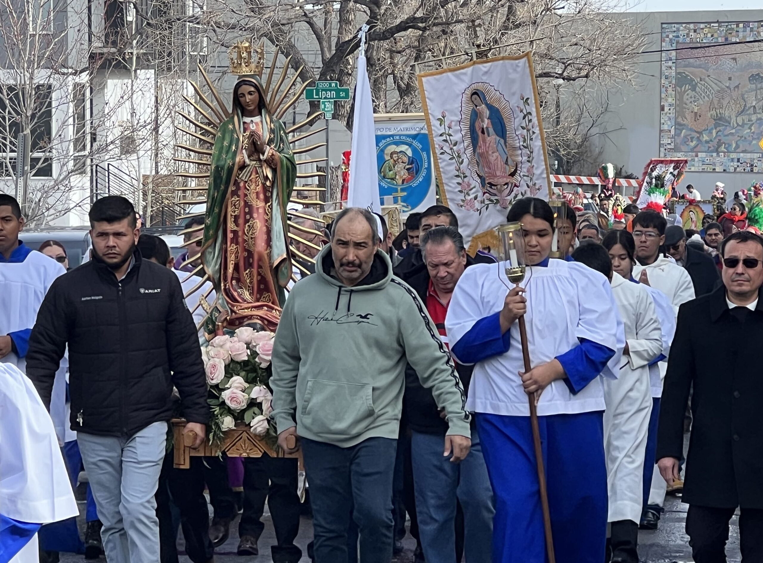 La Guadalupe sale en procesión en Denver al ritmo de la danza azteca