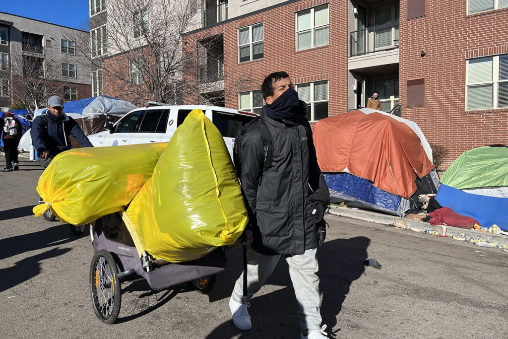 Llegan a Denver entre 200 y 225 nuevos migrantes diariamente