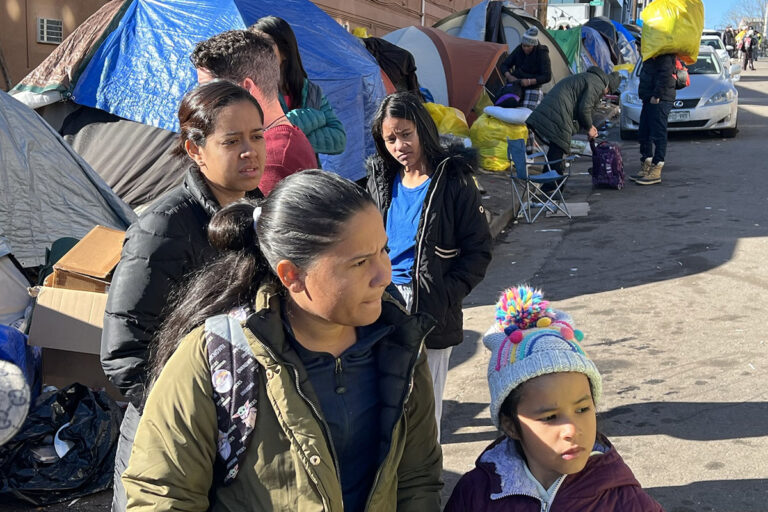 Llegan a Denver entre 200 y 225 nuevos migrantes diariamente