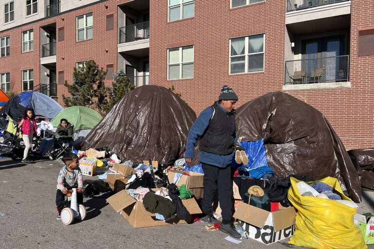 Llegan a Denver entre 200 y 225 nuevos migrantes diariamente