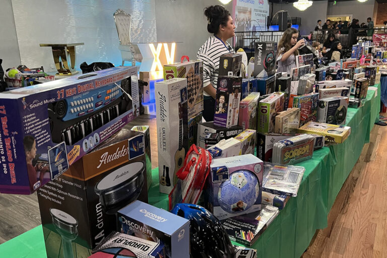 Adelante Community Development celebra Día de Reyes