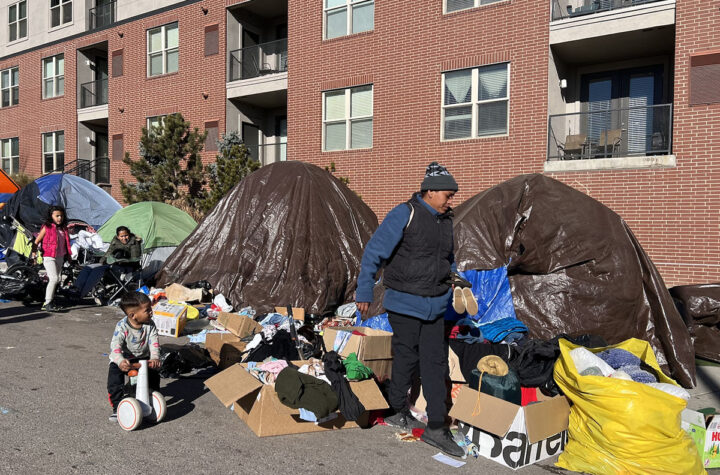Desmantelan campamento de migrantes en calle Zuni de Denver