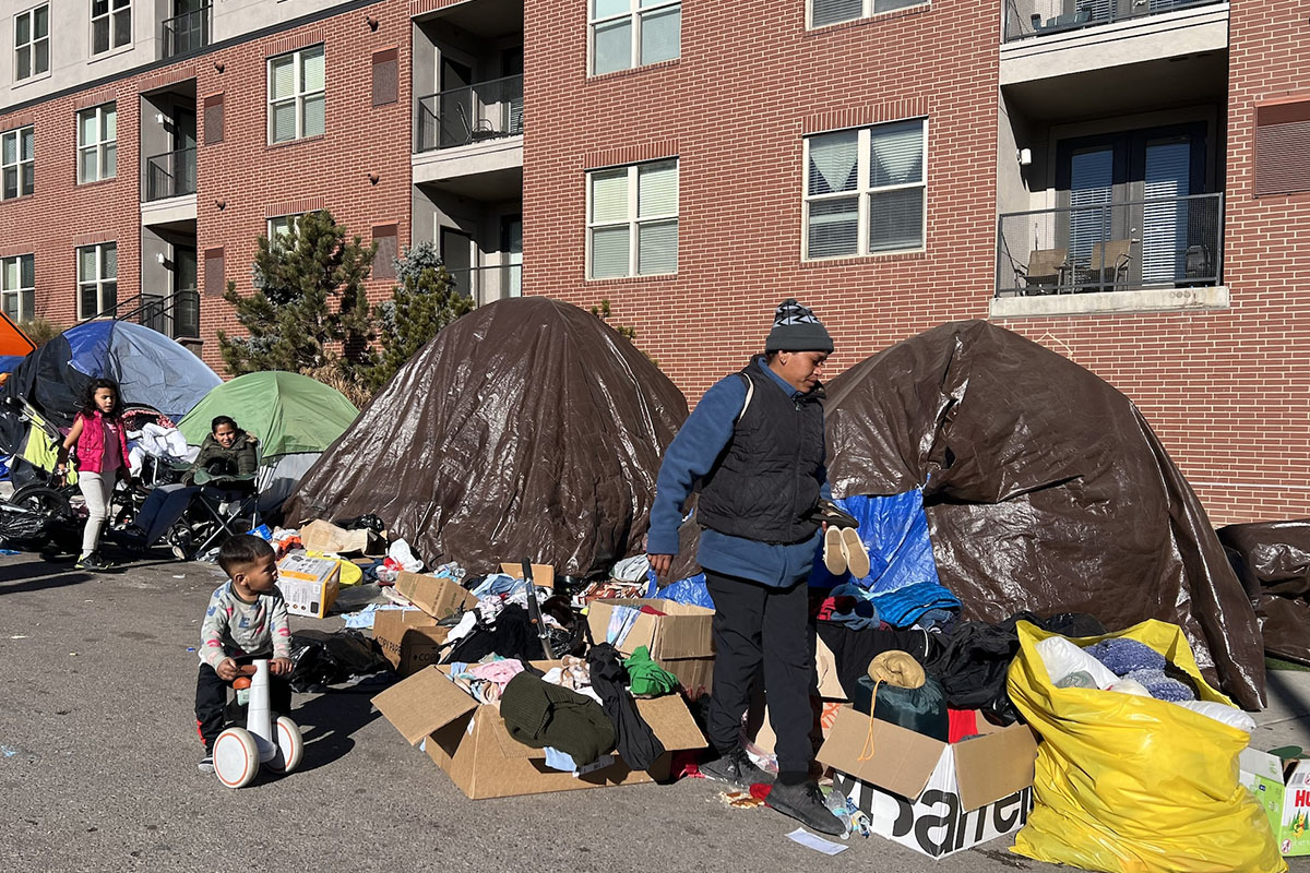 Desmantelan campamento de migrantes en calle Zuni de Denver