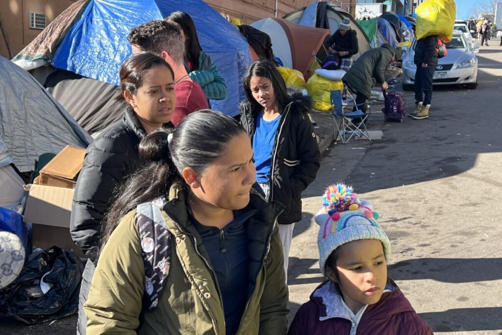 New Shelter in Denver Only Welcomes Migrants from Zuni Street Camp Nuevo refugio en Denver solo acoge migrantes que ocupaban el campamento de la calle Zuni
