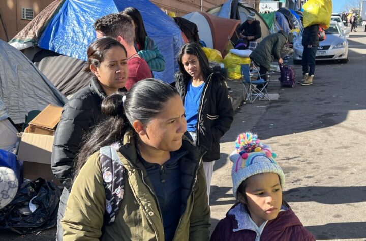 New Shelter in Denver Only Welcomes Migrants from Zuni Street Camp Nuevo refugio en Denver solo acoge migrantes que ocupaban el campamento de la calle Zuni