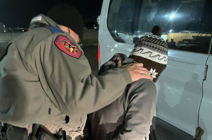 Texas arresta y procesa migrantes