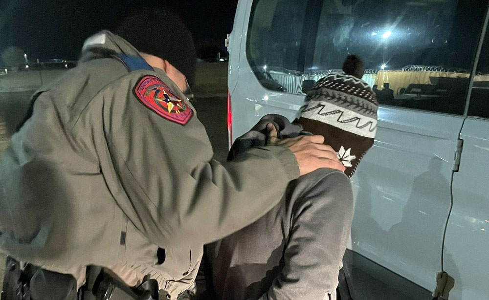 Texas arresta y procesa migrantes