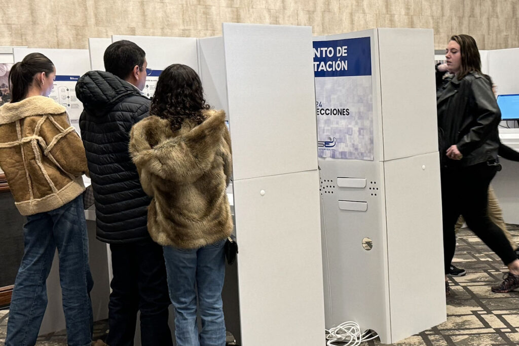 More than 1,500 Salvadorans voted from Aurora, Colorado Salvadoreños votaron en Aurora