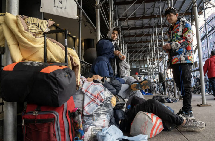 Migrantes acusados de ataque abandonan EEUU  