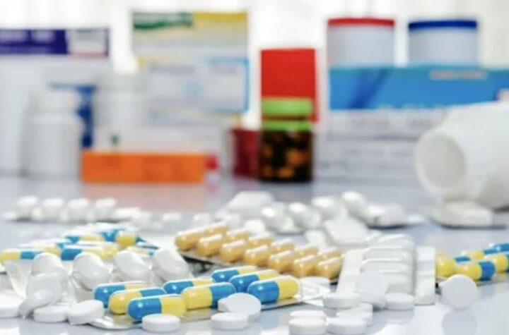 Negocian reducción de precio de 10 medicamentos