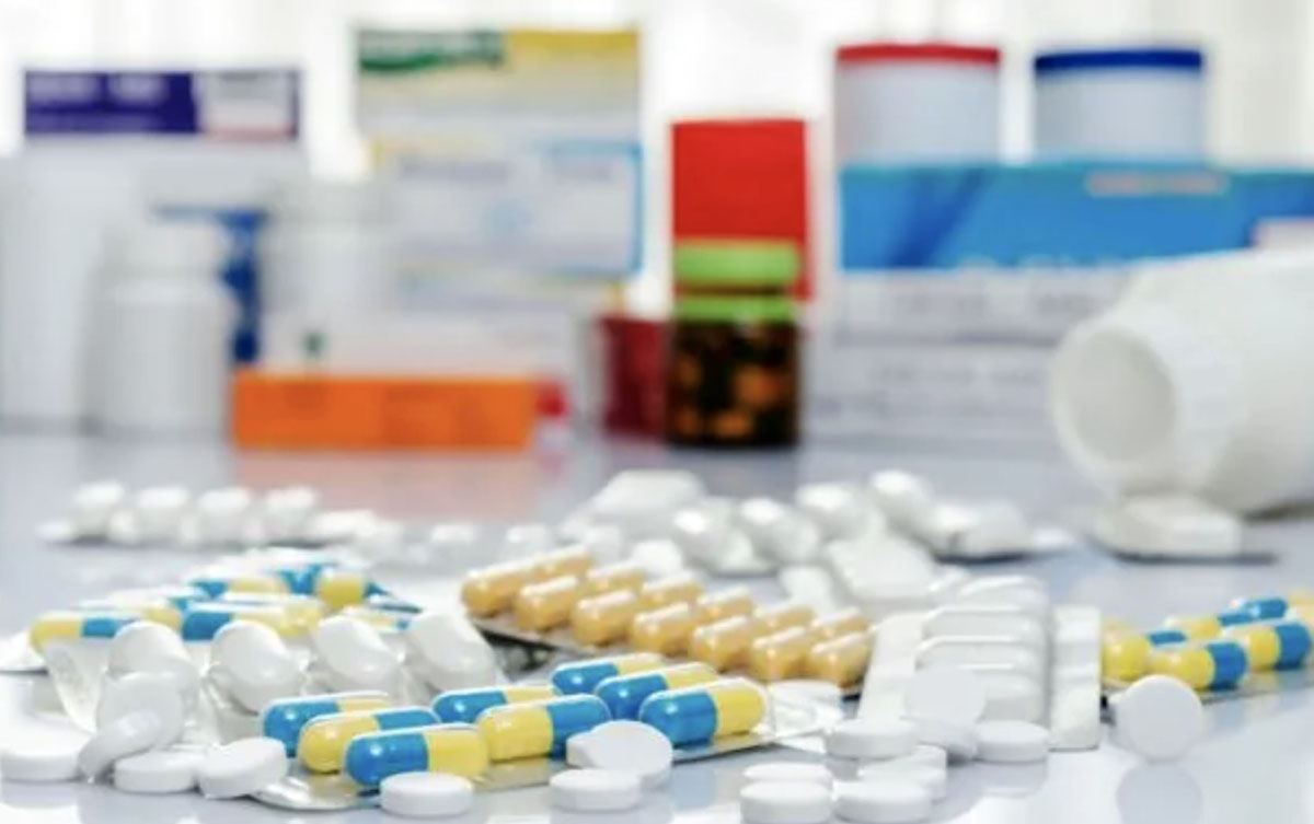 Negocian reducción de precio de 10 medicamentos