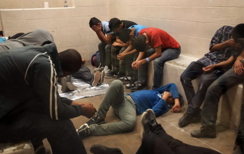 ICE estudia liberar a miles de inmigrantes detenidos por negativa republicana a aprobar ley