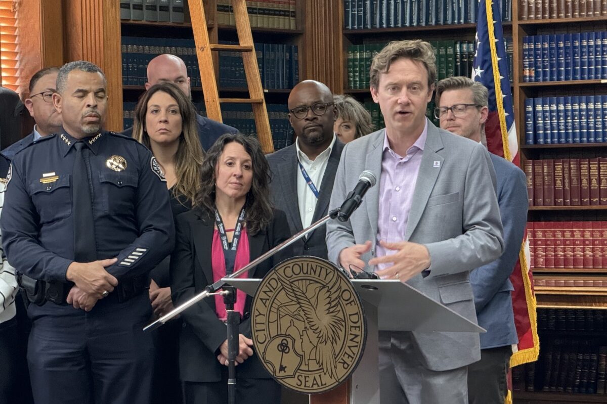 Denver to cut services to new migrants Denver recortará servicios a nuevos migrantes Mayor Johnston Willing to Discuss Migrant Issue with Aurora Alcalde Johnston dispuesto a hablar con Aurora sobre migrantes