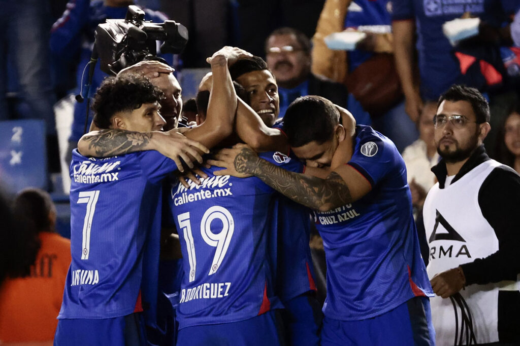 Cruz Azul lidera