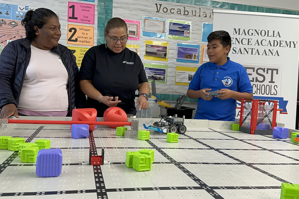 Inmigrantes hispanos estudian robótica junto a sus hijos