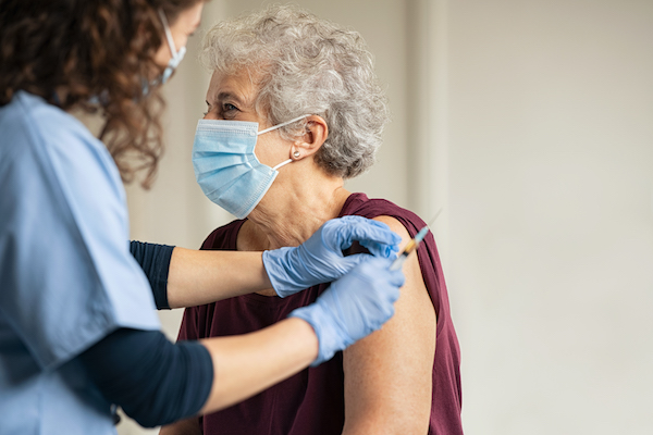 Adultos mayores deben volverse a vacunar