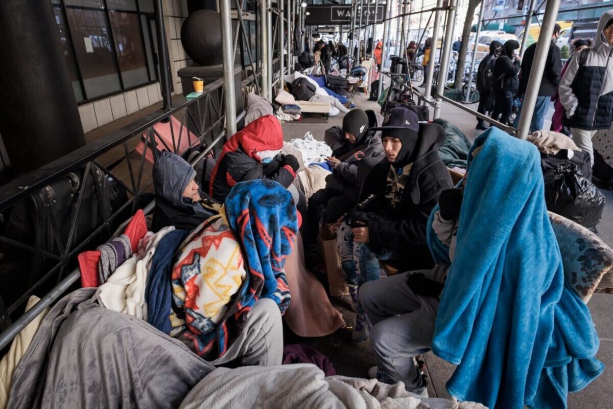 Migrantes desalojados se resisten salir de Nueva York