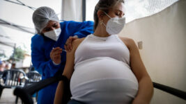 Embarazadas con COVID-19 tienen probabilidad de parto prematuro