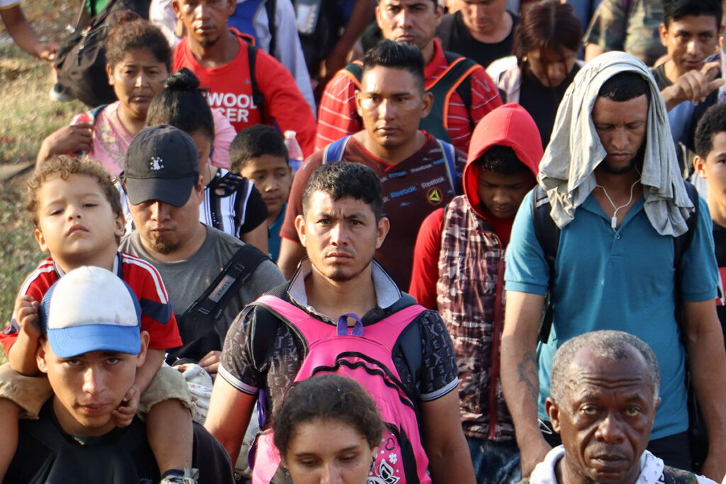 Migrantes rechazan los 110 dólares de México