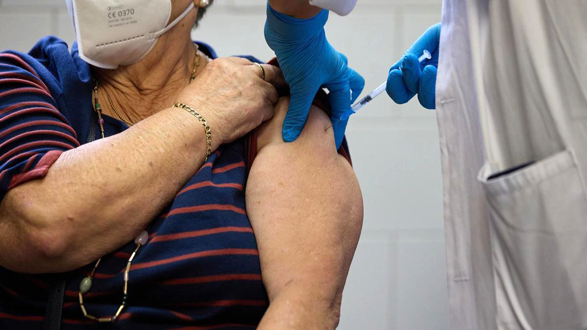 Getting vaccinated post-COVID reduces risk and prolongs immunity Vacunarse post-COVID reduce riesgo y prolonga inmunidad