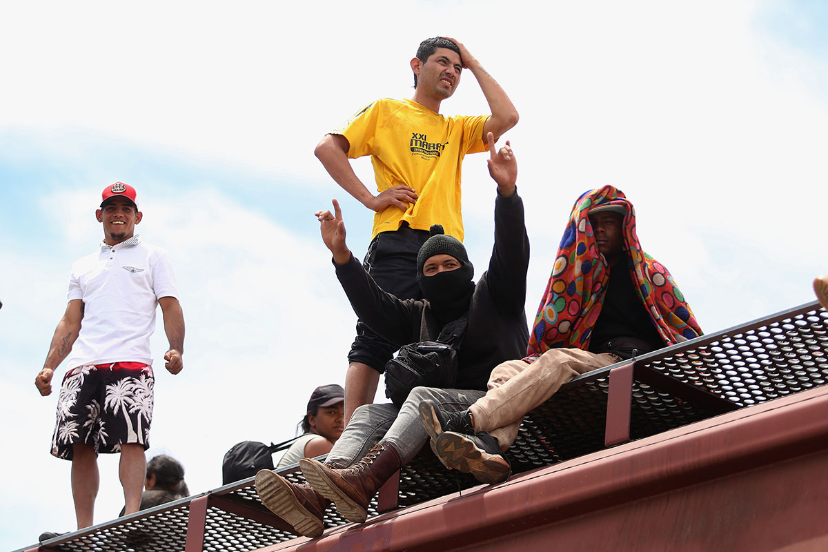 Migrantes invaden trenes para llegar al norte