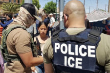 Impugnan leyes que prohíben colaboración con ICE