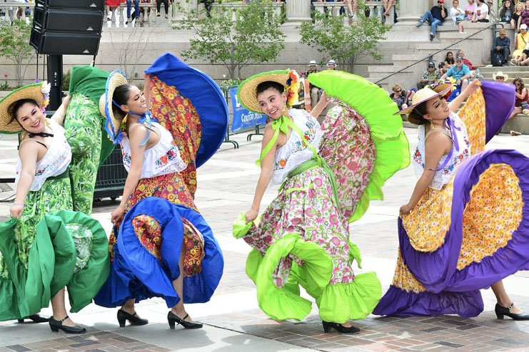 Celebrating Mexican tradition and culture in downtown Celebrando la tradición y la cultura mexicana en el downtown