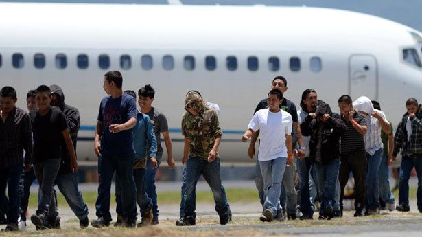 Latinos menos favorables a deportación masiva de migrantes