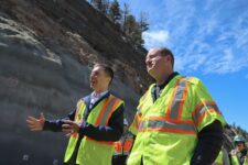 Polis y Buttigieg visitan proyecto Floyd Hill en oeste de Colorado
