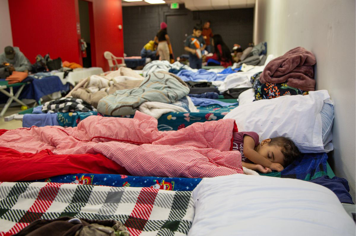 Denver restringe ayuda a solo mil nuevos migrantes